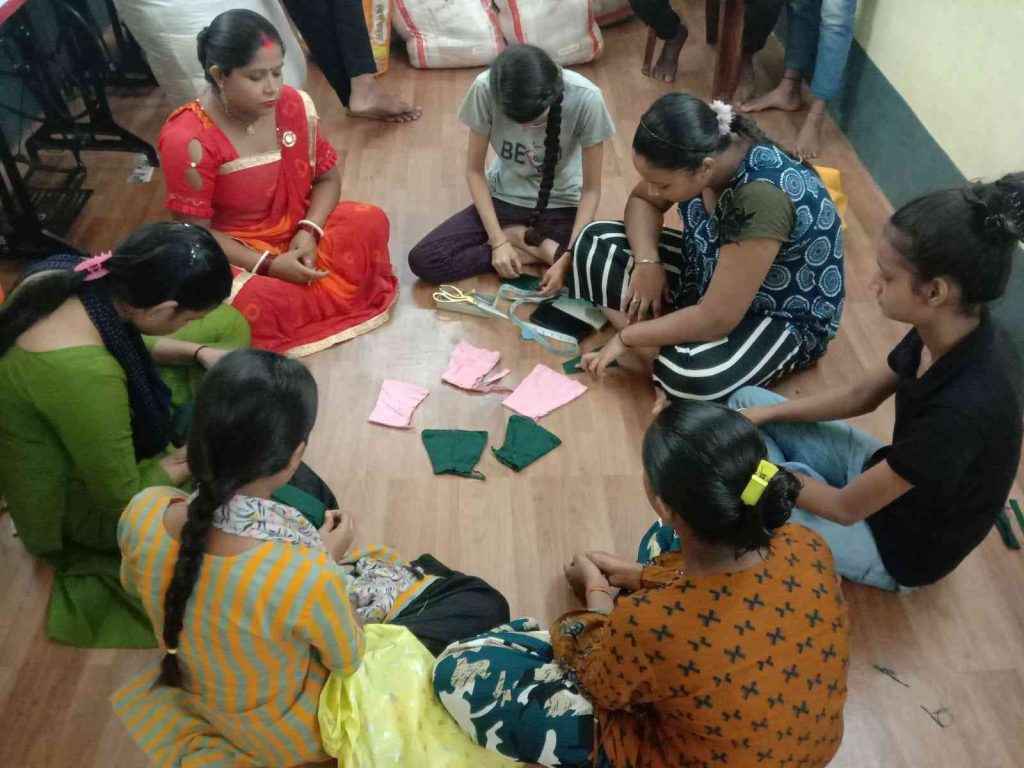 NAARIS WITH NEEDLES ? Fashion Initiative